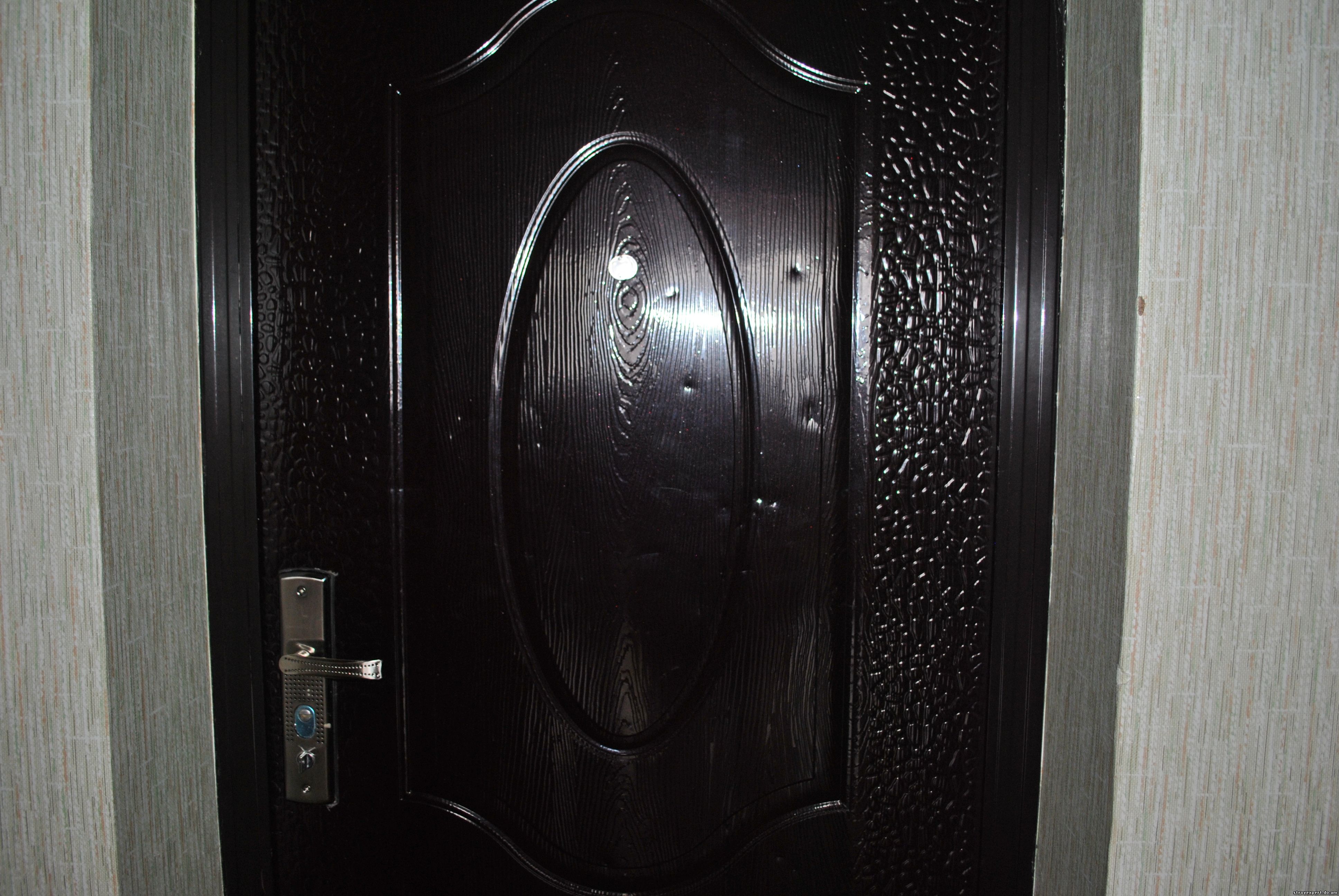 Чем отмыть железную дверь. Вмятина на металлической входной двери. Металлическая дверь с вмятинами. Вмятина на двери квартиры. Металлические двери окрашенные.